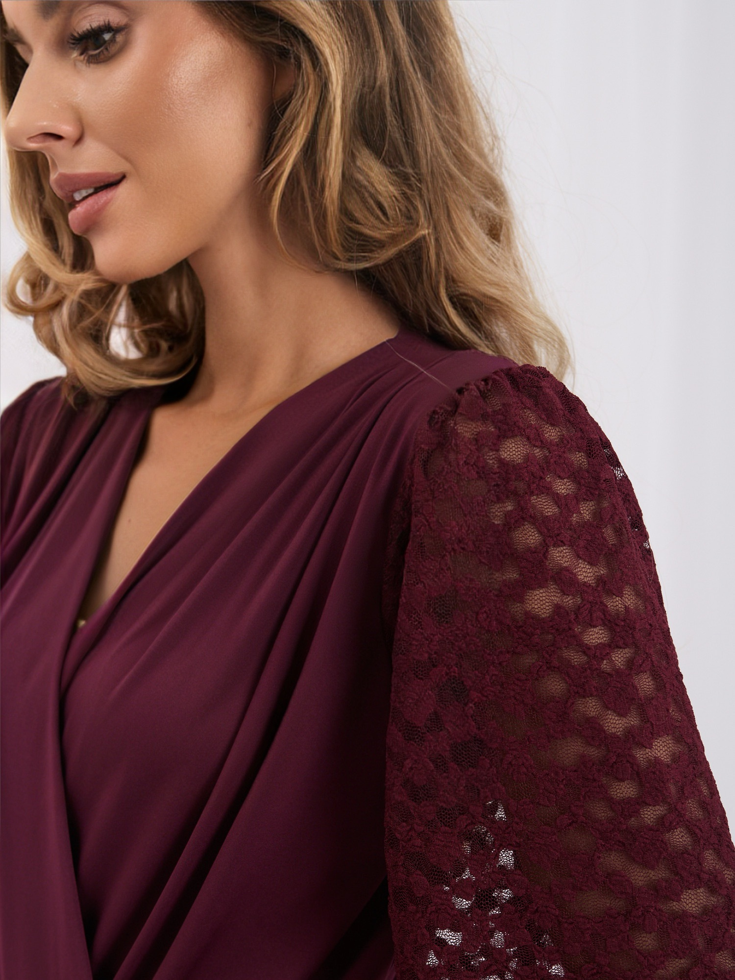 Bordové elegantné body s hlbokým výstrihom.