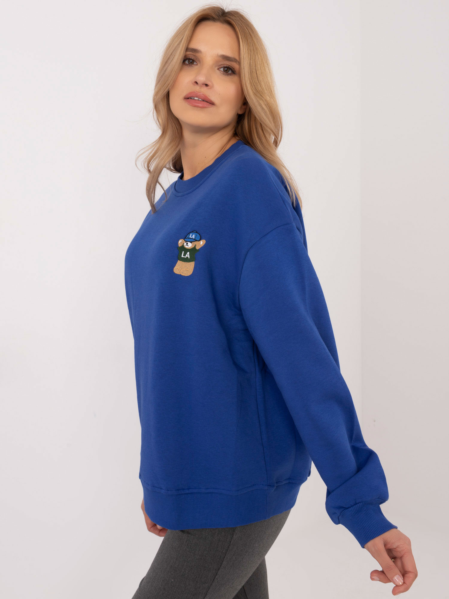 Hurtownia Kobaltowa bluza bez kaptura z naszywką 