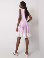 Jasnofioletowa sukienka z falbaną Frederica