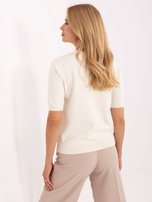 Helle beige Damenpullover mit Perlen.