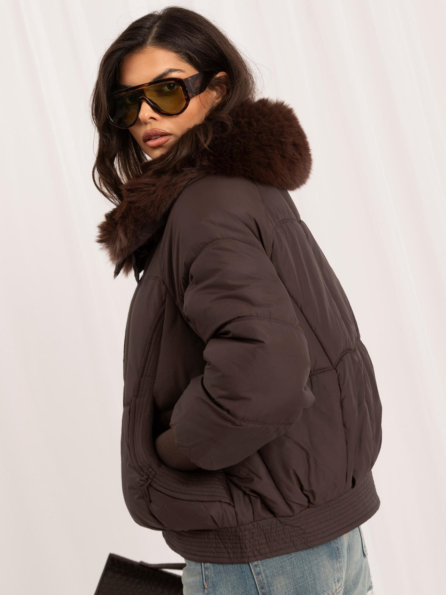 Braune Winterjacke mit abnehmbarem Pelz.