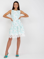 Hurt Weiß-Minz Cocktailkleid mit Blumen ohne Ärmel.