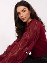 Burgunderfarbener Pullover aus geripptem Strick.