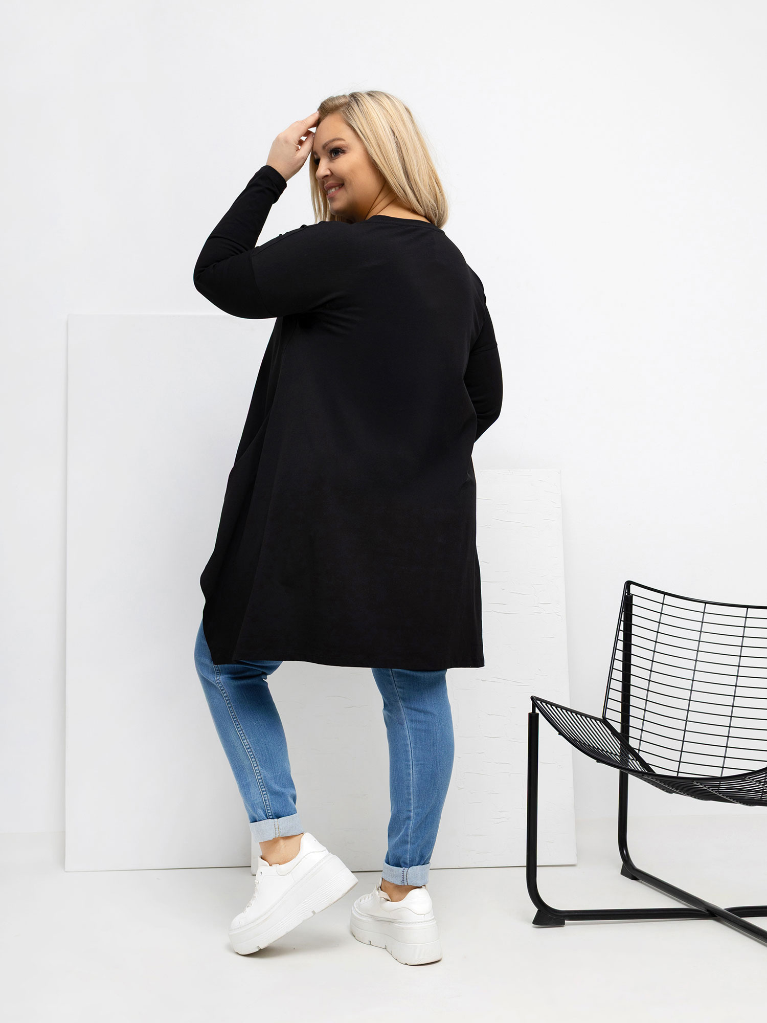 Černá dámská blůza plus size s kapsami.