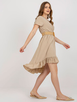 Hurt Beżowa sukienka z falbaną i paskiem