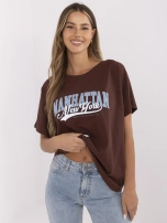 Brązowy damski t-shirt oversize z napisem