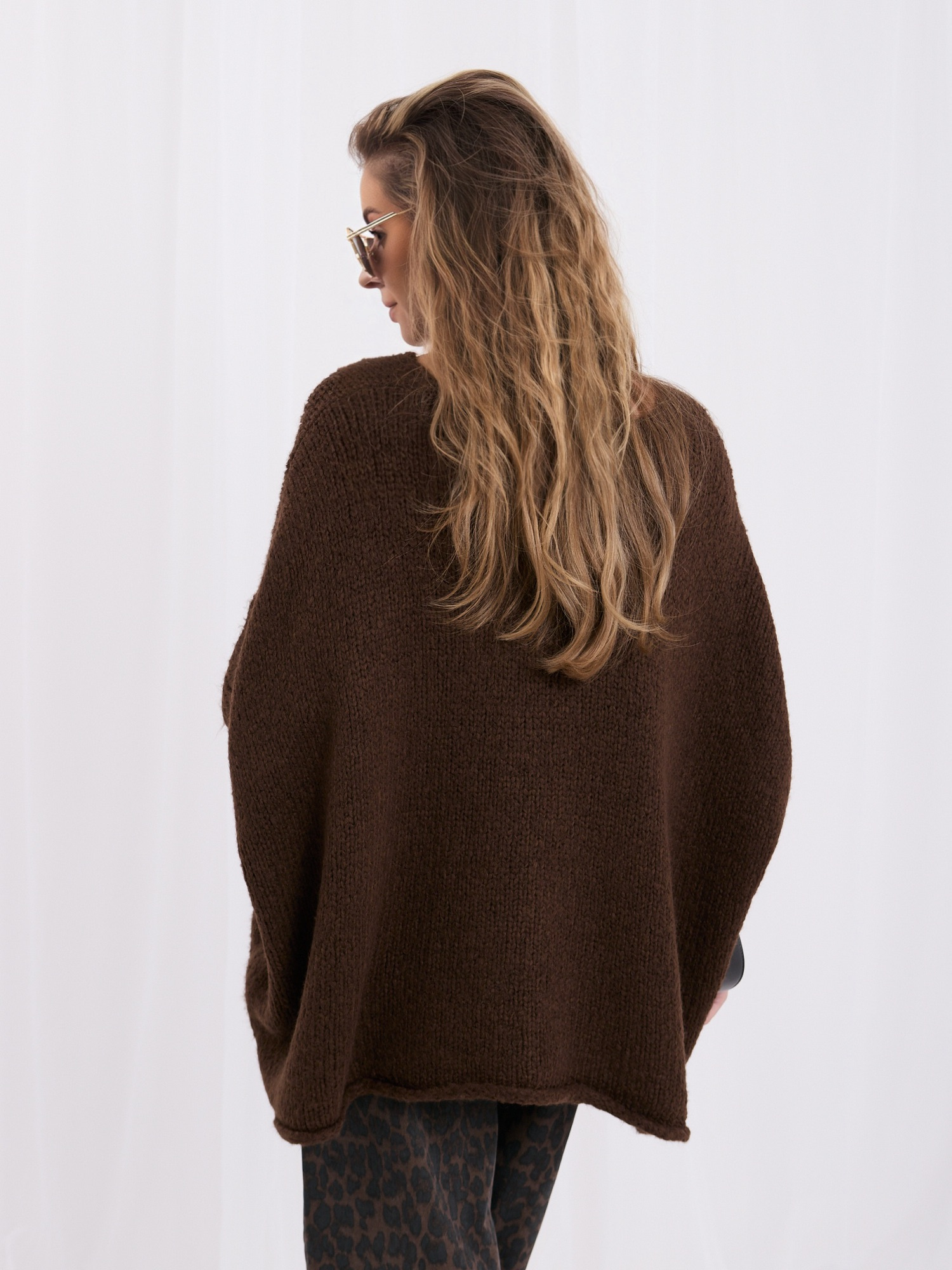 Brązowy damski sweter oversize o kroju nietoperza 