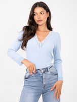 Jasnoniebieska prążkowana bluzka z dekoltem V