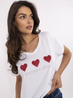 Weißes T-Shirt mit Herz-Applikationen.