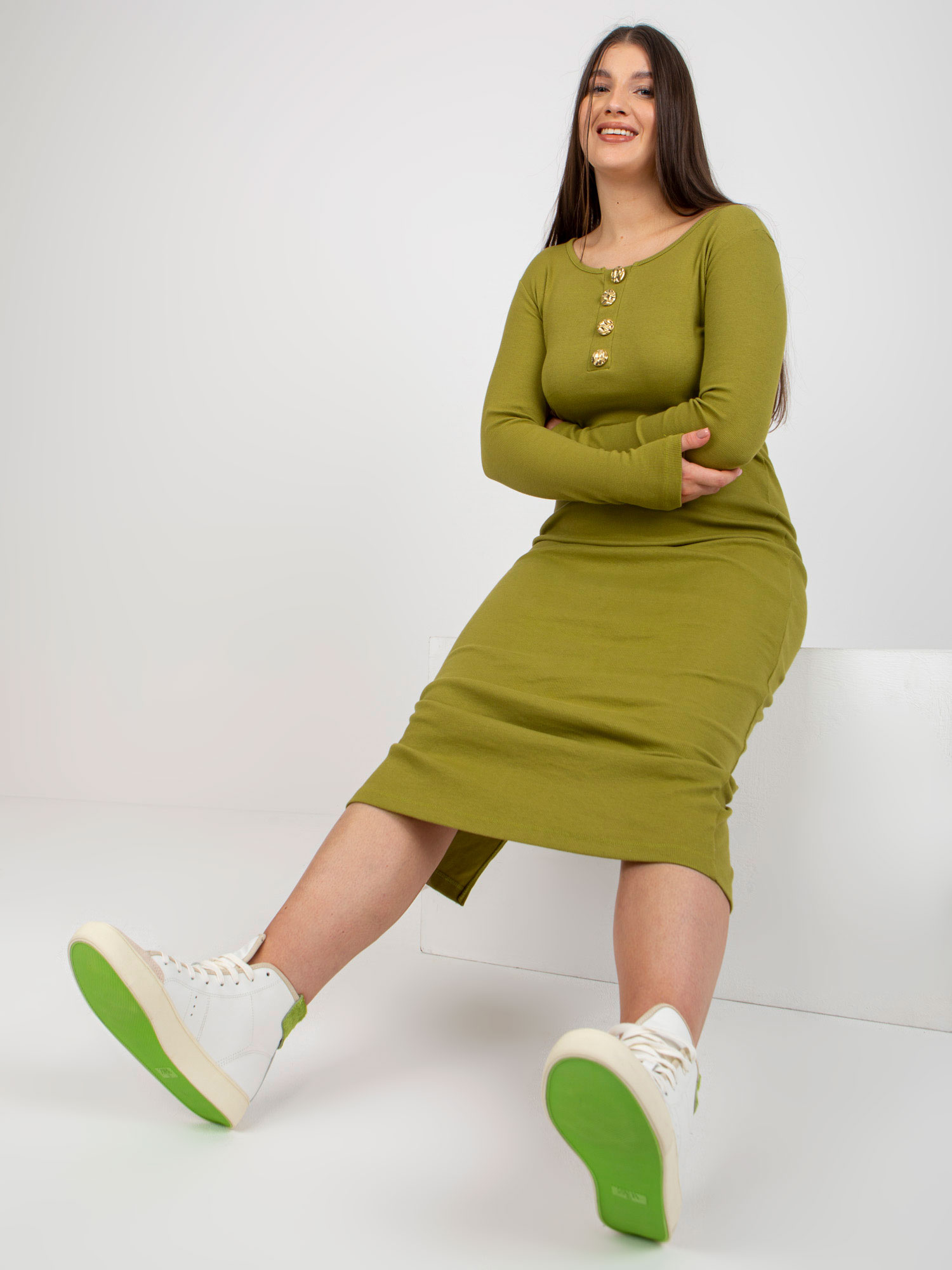 Hurt Oliwkowa prążkowana sukienka plus size z rozcięciem z tyłu