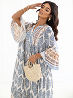 Niebieska letnia sukienka oversize we wzory