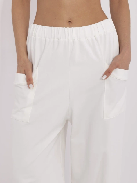 Ecru dresowe spodnie basic typu alladynki