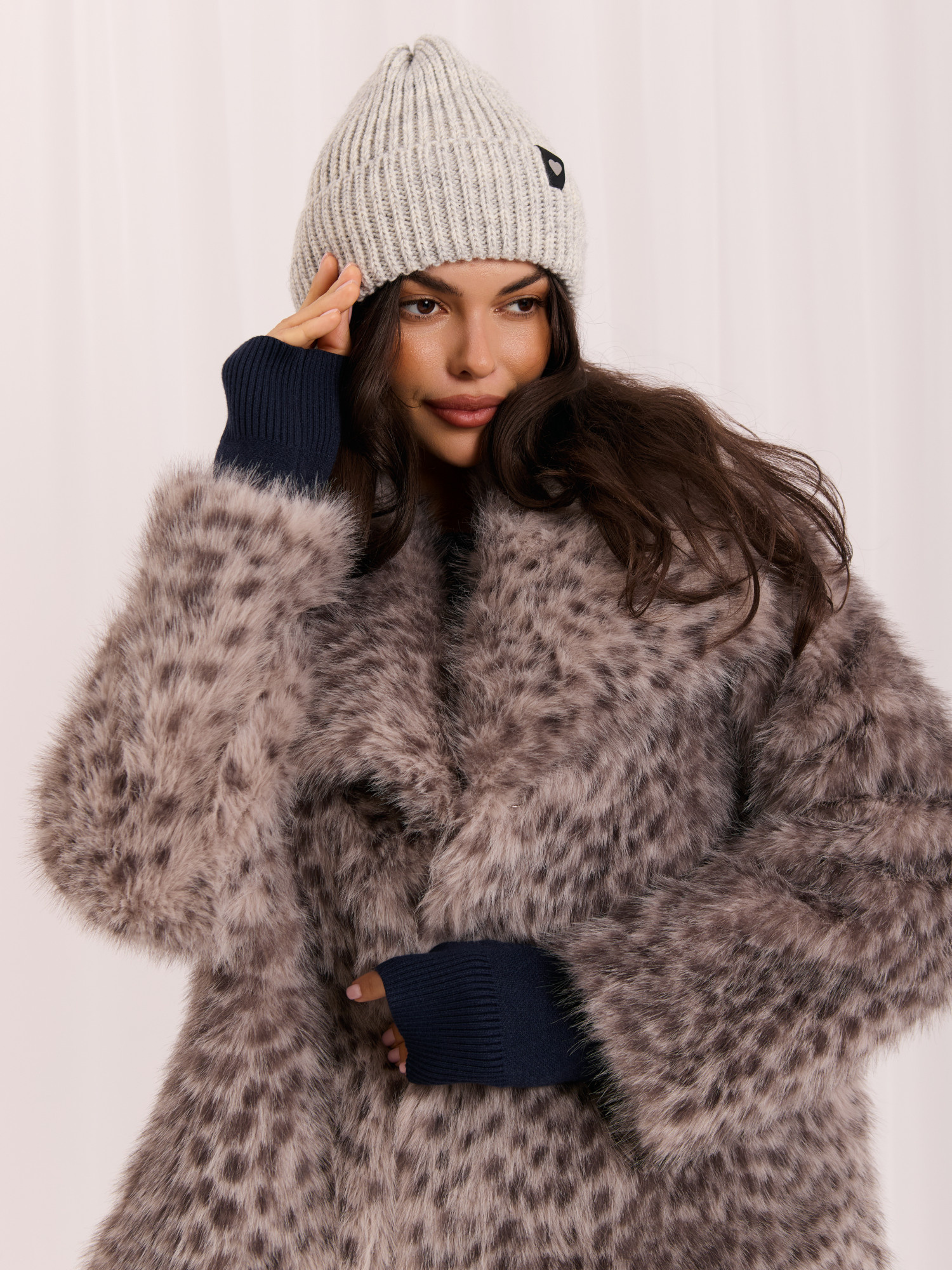 Helle graue Damen Beanie-Mütze mit Herz-Patch.