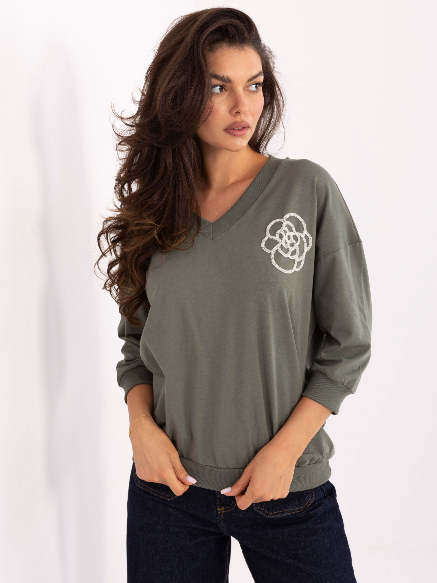 Khaki Baumwollbluse mit V-Ausschnitt.
