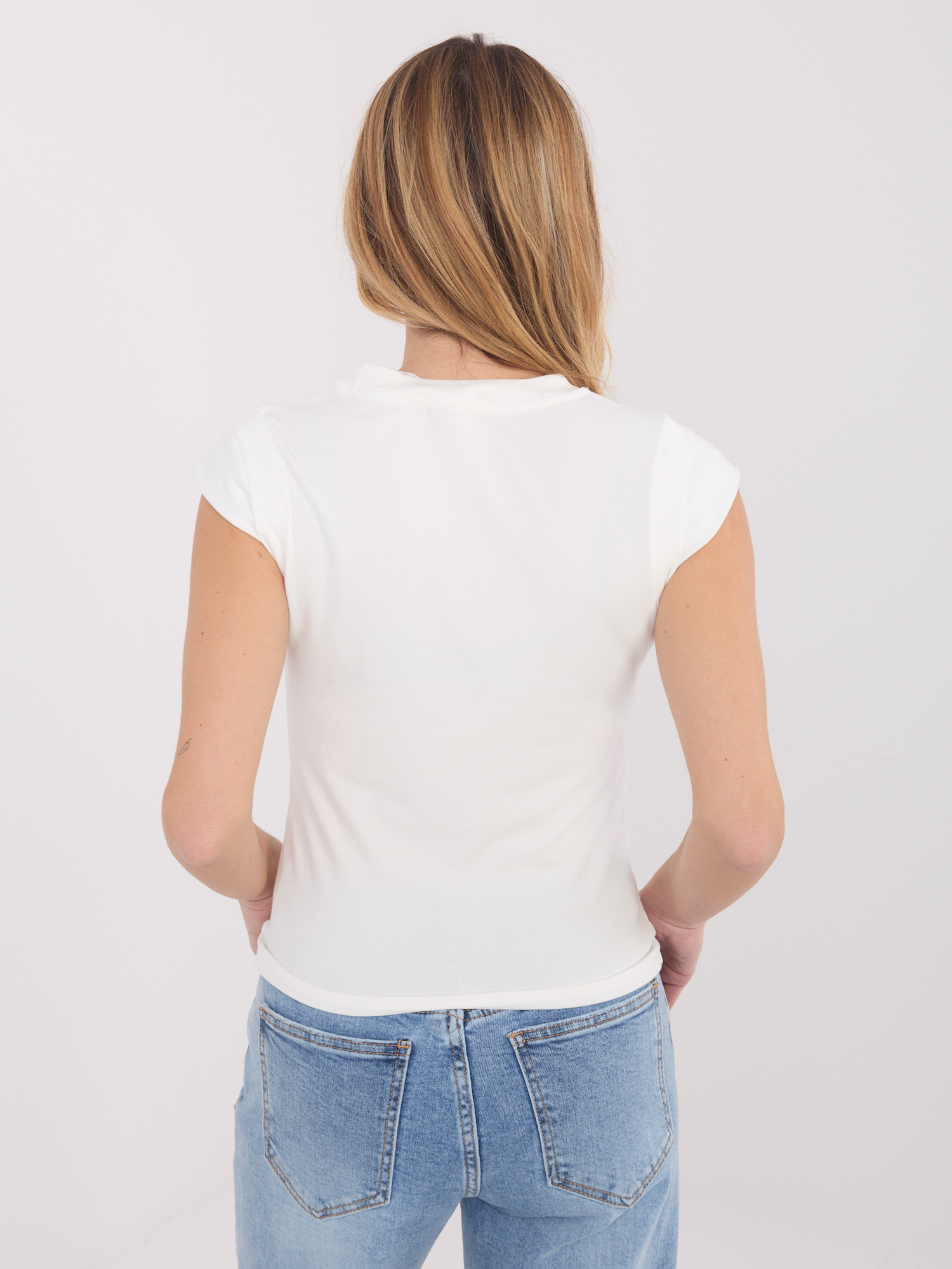 Ecru damski top basic z domieszką wiskozy 