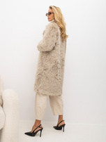 Beige Damenfell mit langem Haar.