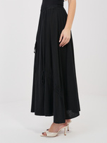 Czarna rozkloszowana spódnica na lato