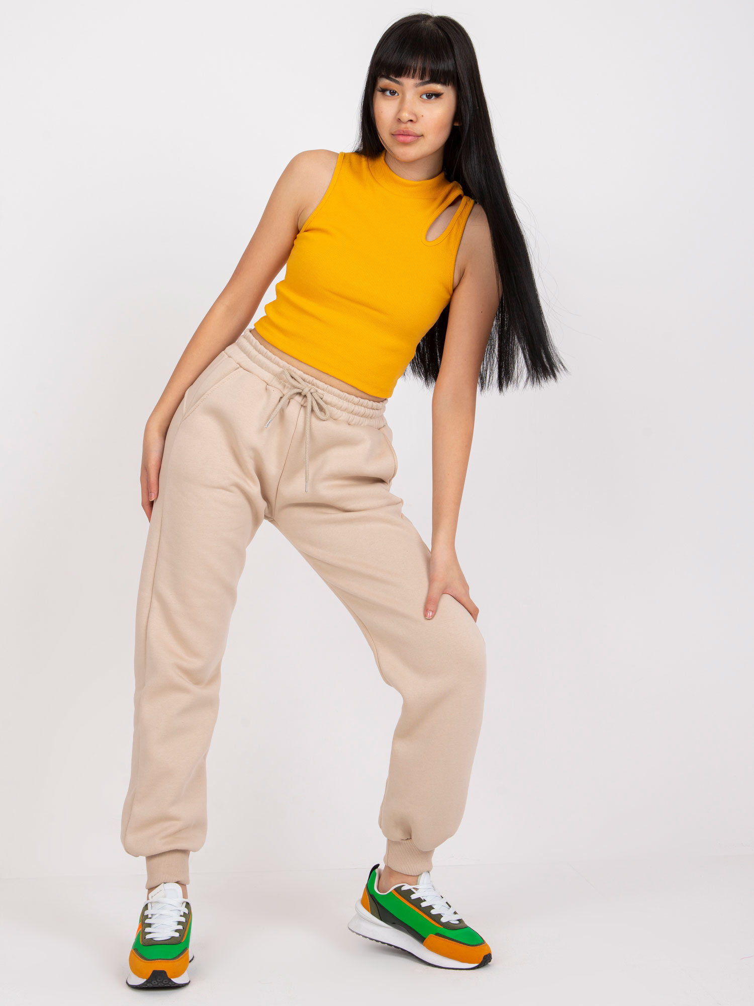 Beżowe spodnie dresowe basic slim fit Julia