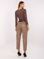 Ciemnobeżowe skórzane spodnie z paskiem RUE PARIS 