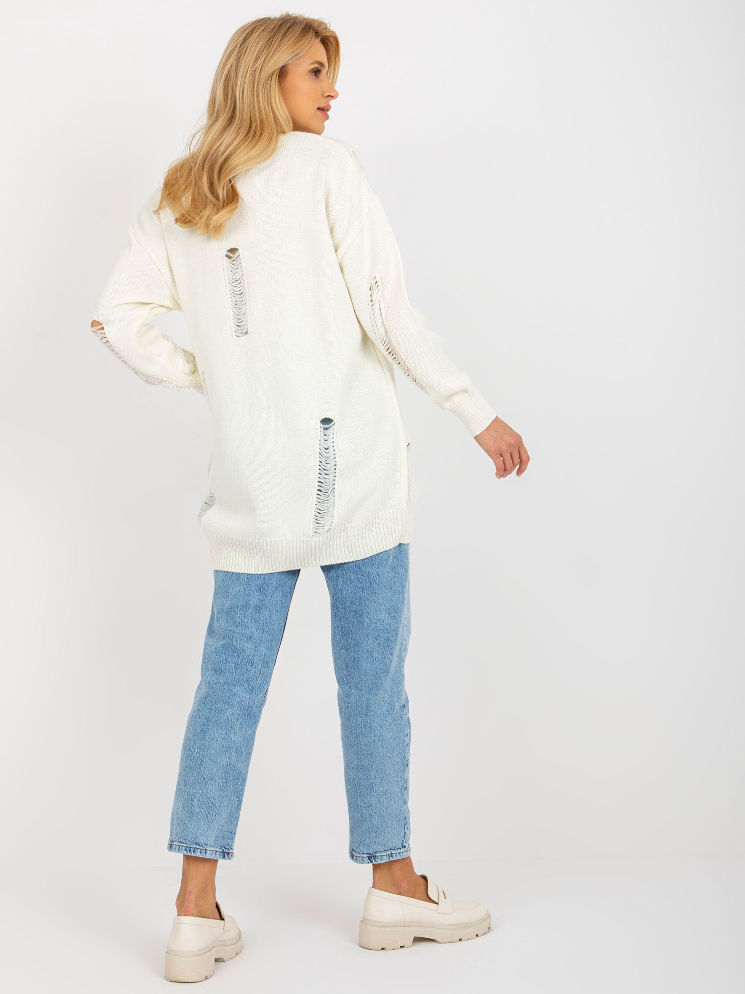 Ecru sweter rozpinany oversize z dziurami RUE PARIS