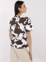 Braun-weiße Damen-T-Shirt mit Kuhflecken.
