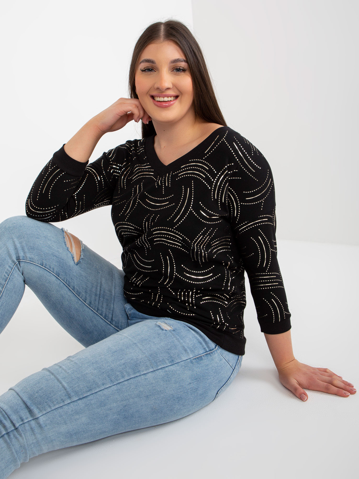 Czarna bluzka plus size z nadrukiem i rękawem 3/4
