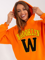 Hurt Pomarańczowa dresowa bluza z kapturem i naszywką