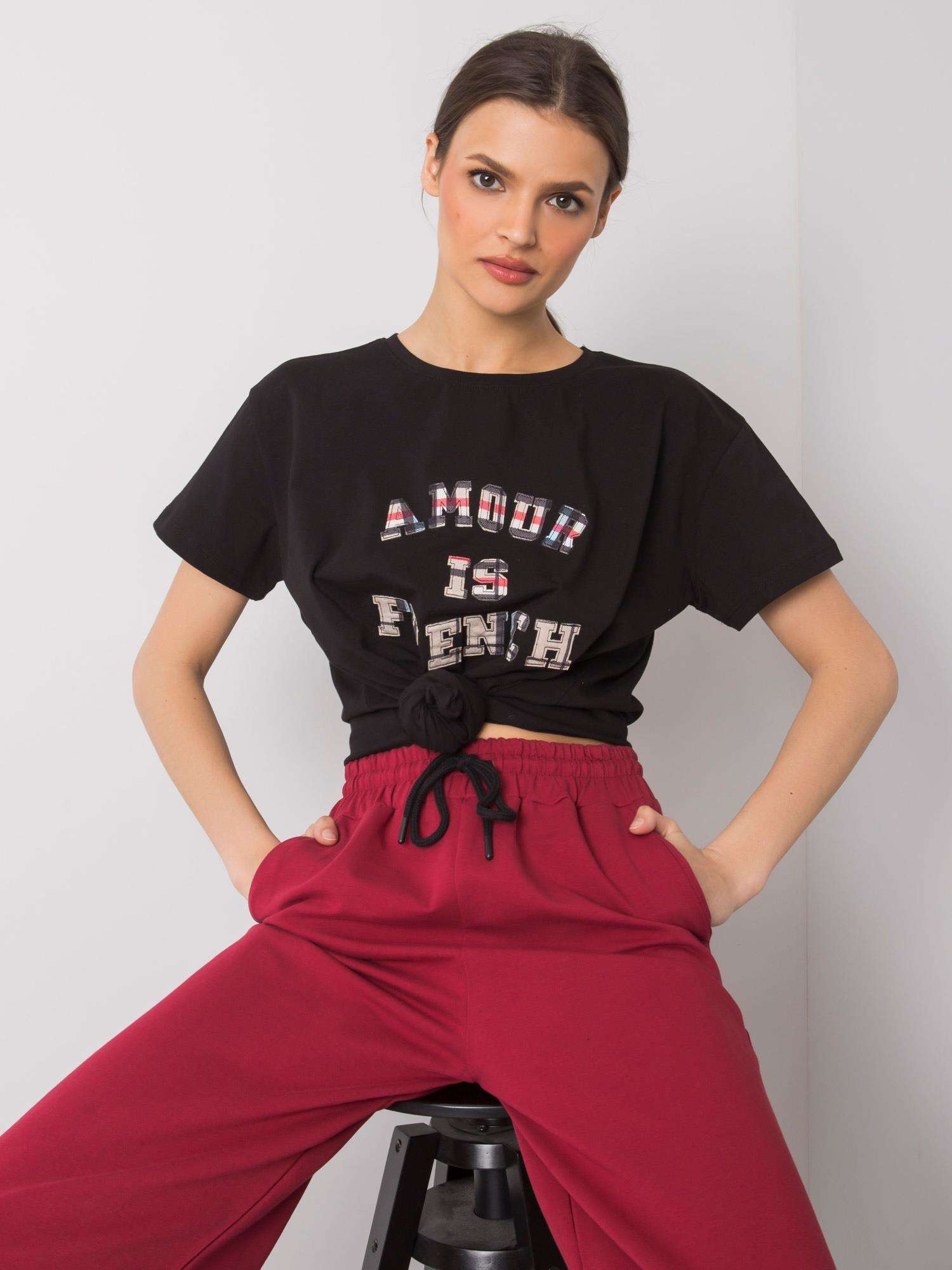 Czarny t-shirt z napisem Elani