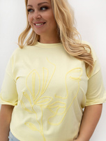 Jasně žluté tričko plus size s kulatým výstřihem.
