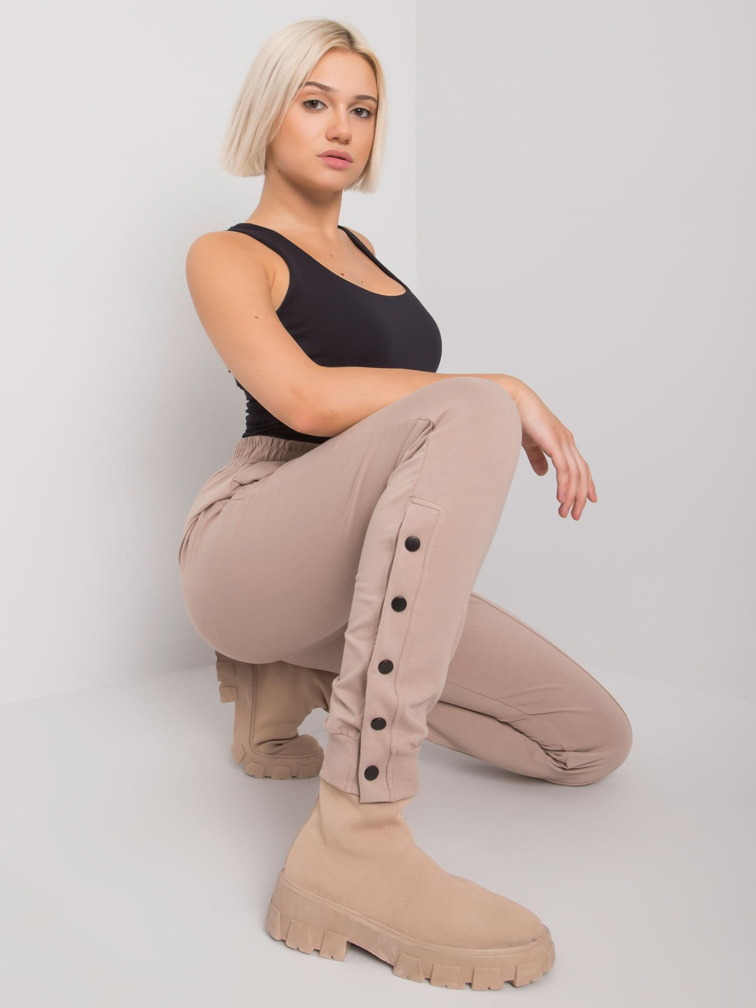 Dunkelbeige Jogginghose mit Knöpfen Cindy RUE PARIS.