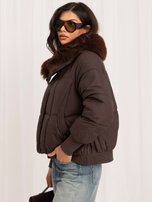 Braune Winterjacke mit abnehmbarem Pelz.