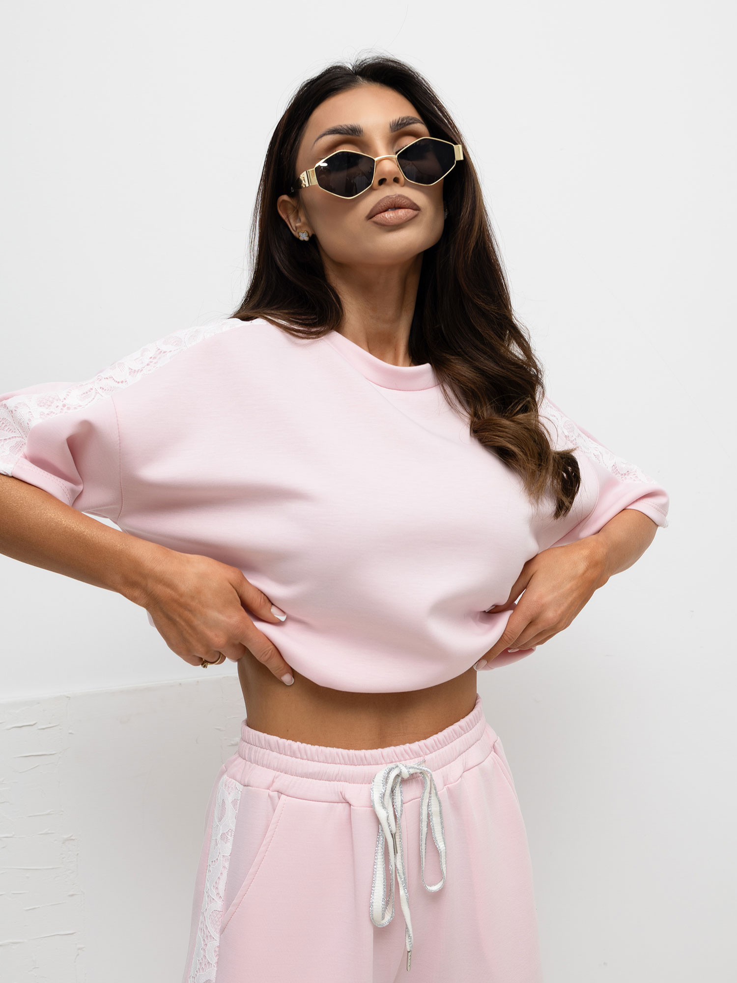 Jasnoróżowa damska bluzka oversize z koronką 