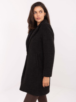 Czarny płaszcz boucle z ozdobnym guzikiem