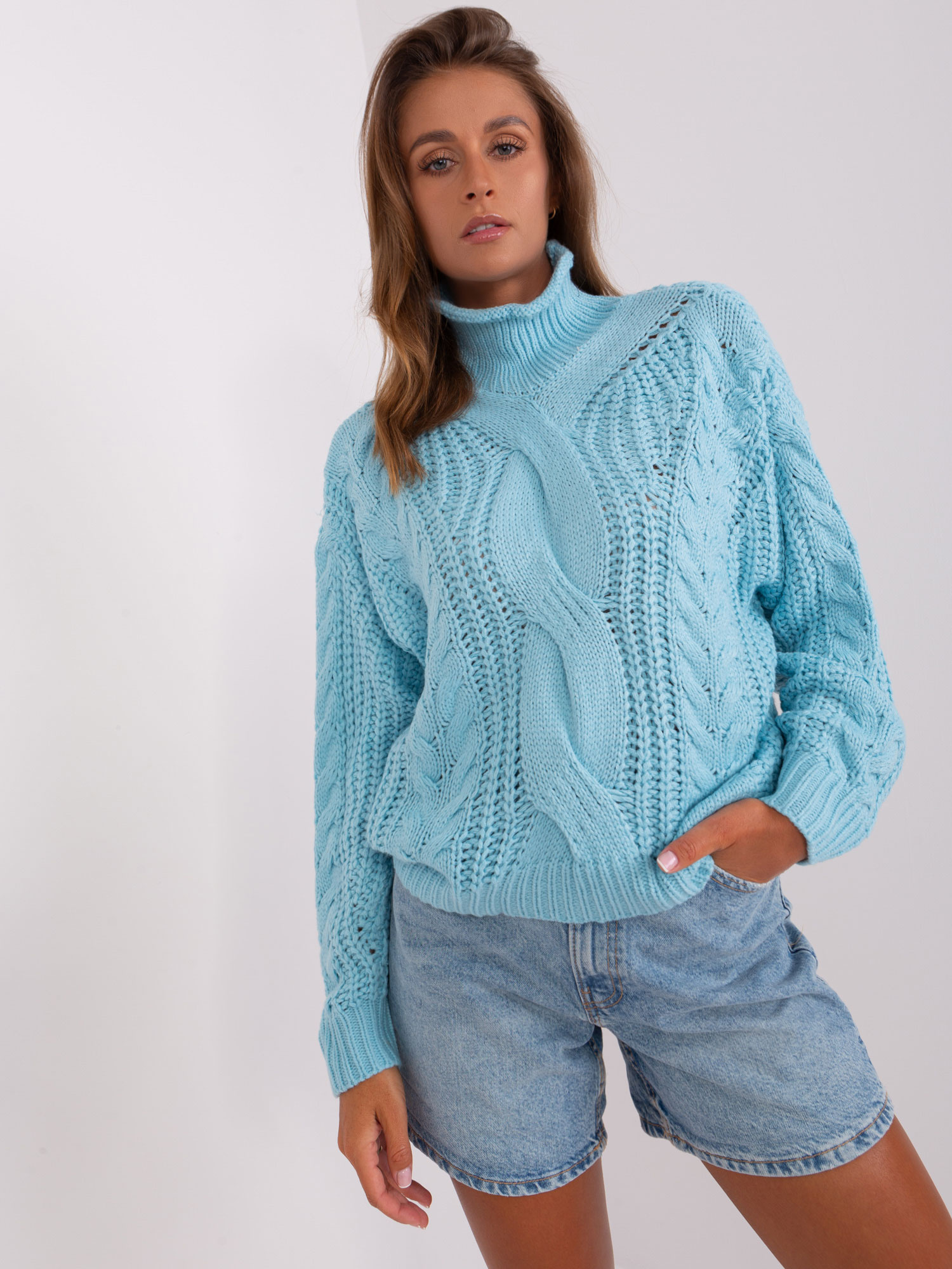 Jasnoniebieski sweter oversize z warkoczami
