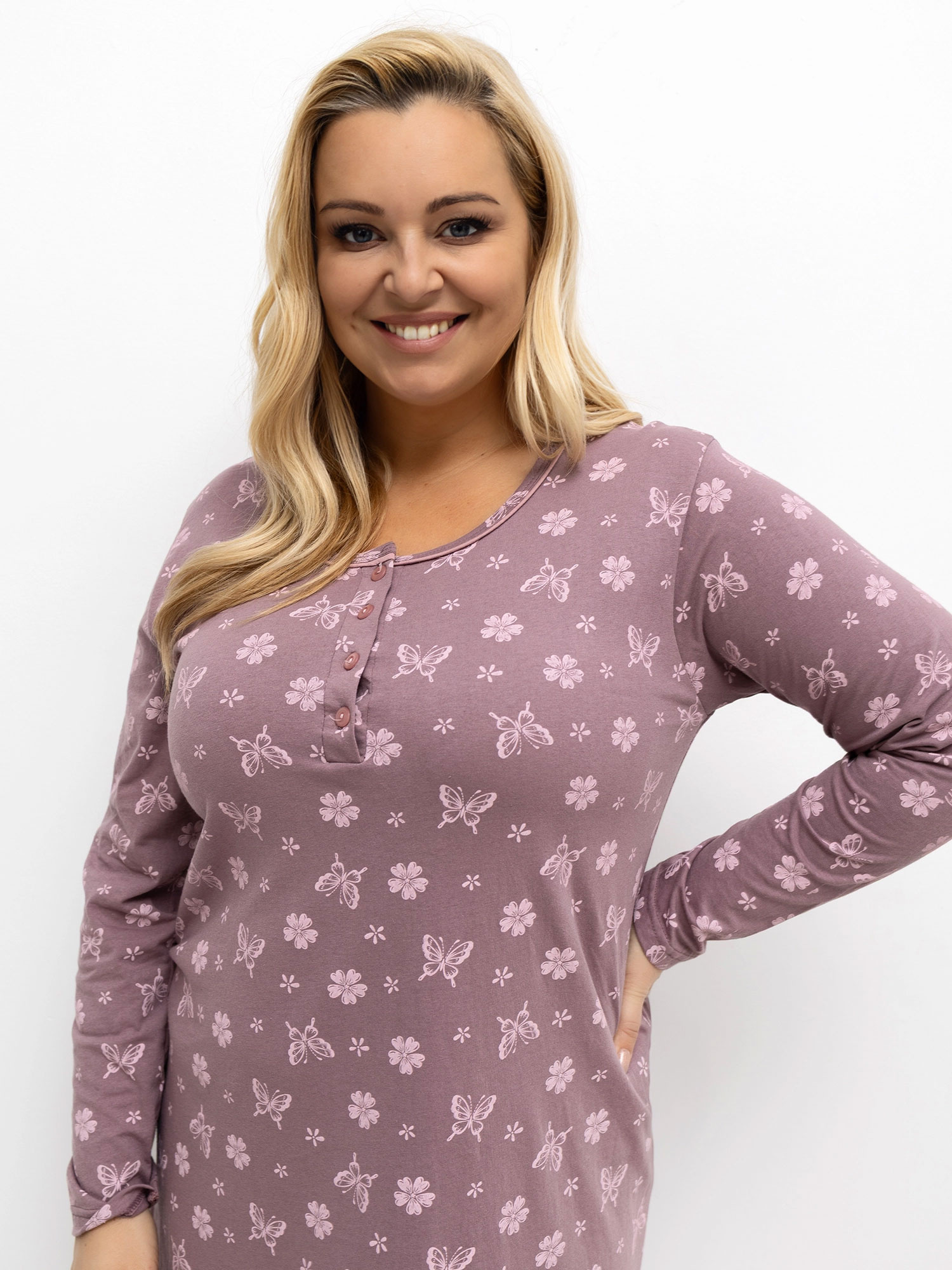 Růžová noční košile plus size z bavlny.