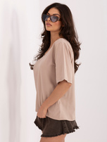 Ciemnobeżowy bawełniany t-shirt z dekoltem V RUE PARIS