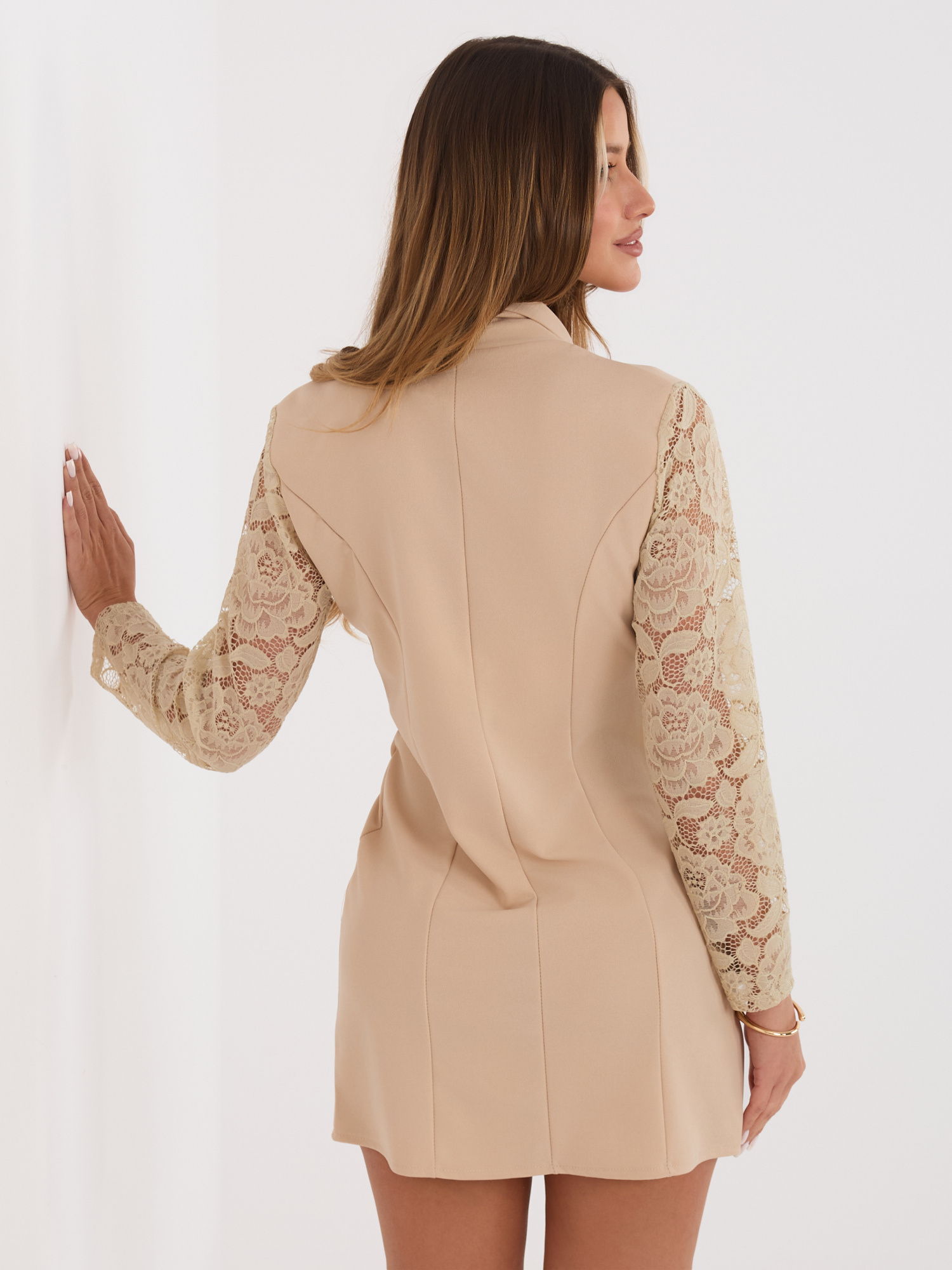 Beżowa mini sukienka z ozdobną falbaną 