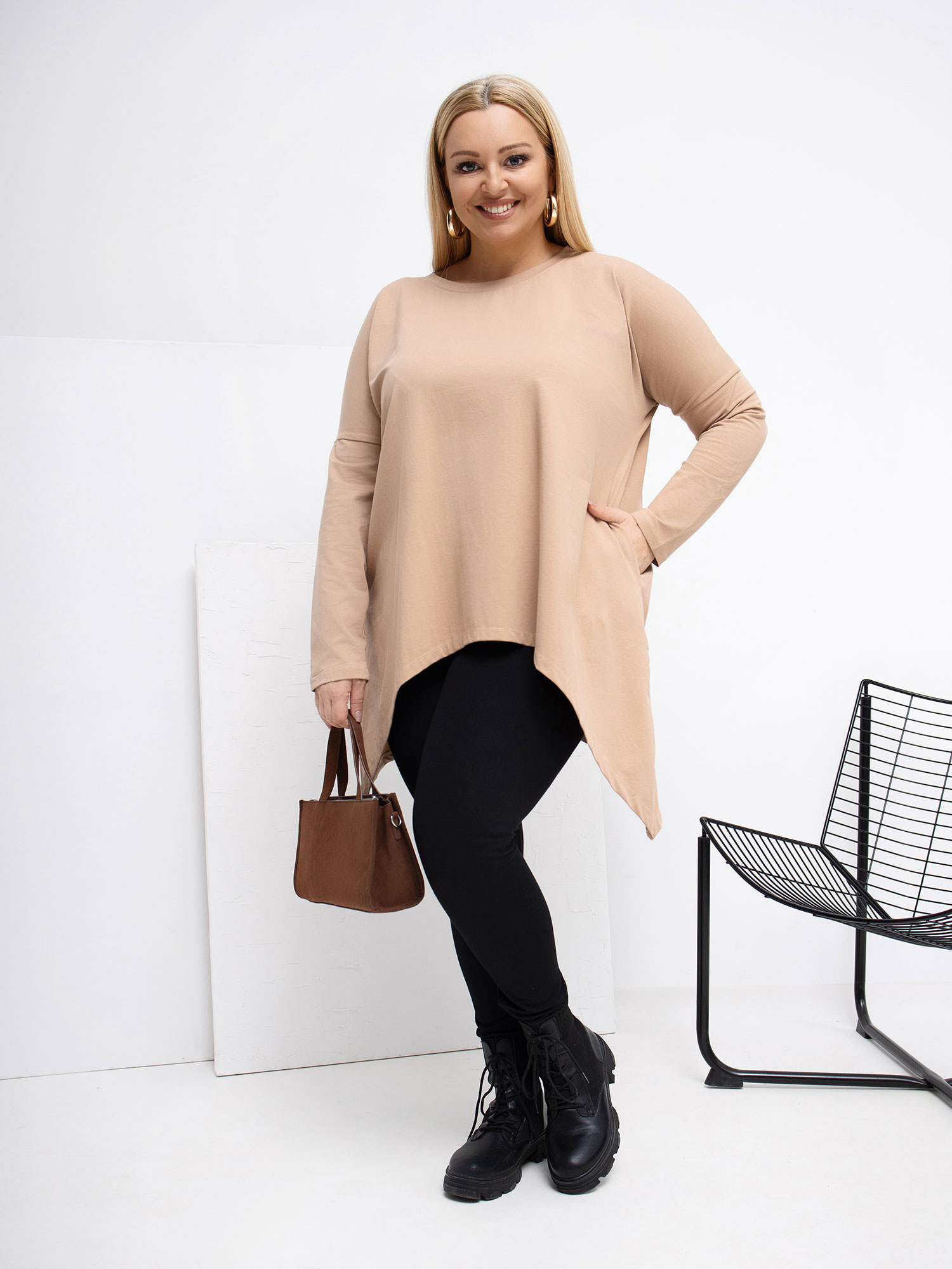 Tmavě béžová asymetrická blůza plus size.