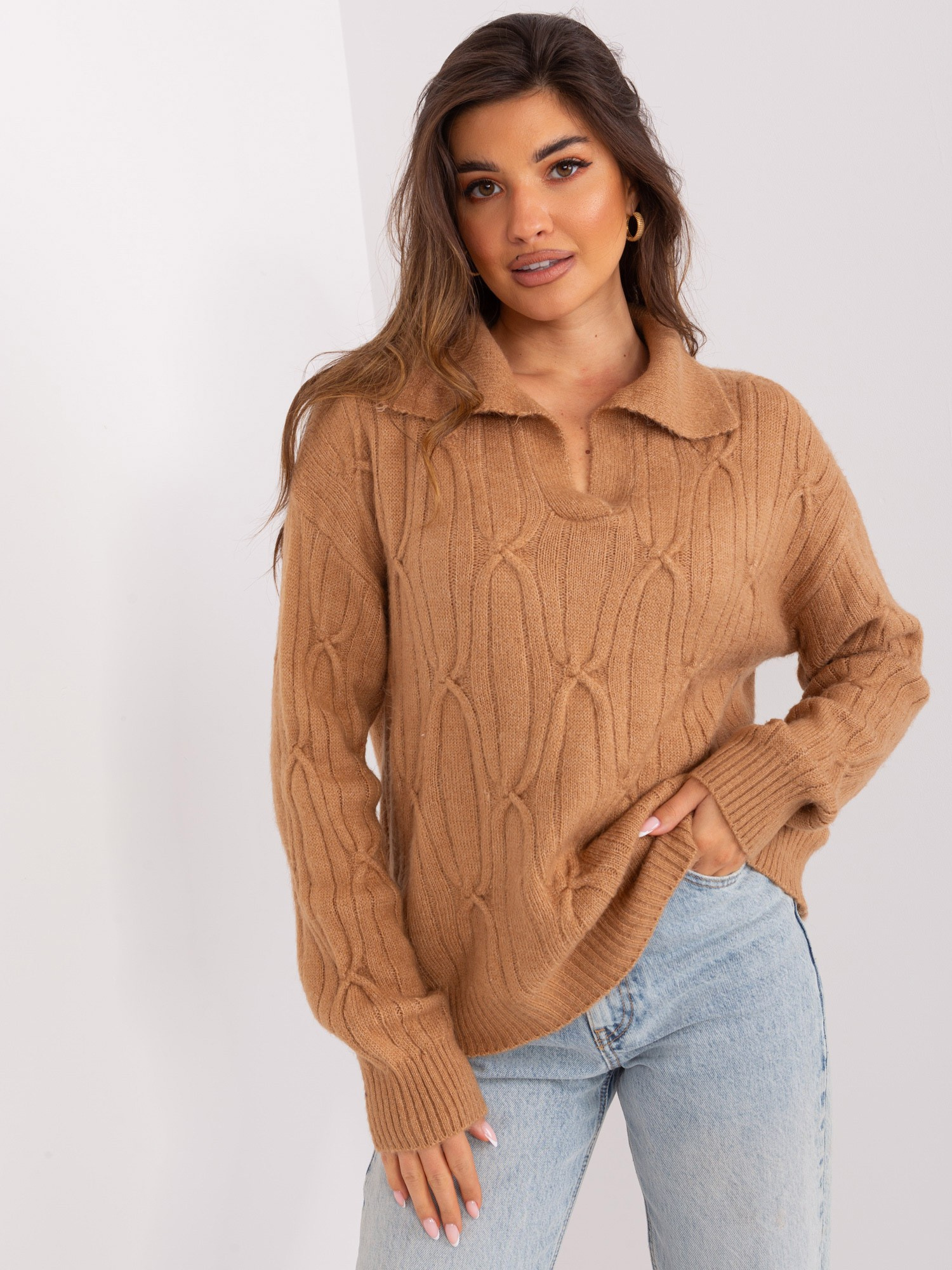 Camelowy sweter z warkoczami i kołnierzem