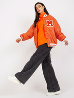 Hurtownia Pomarańczowa pikowana kurtka bomber z naszywką