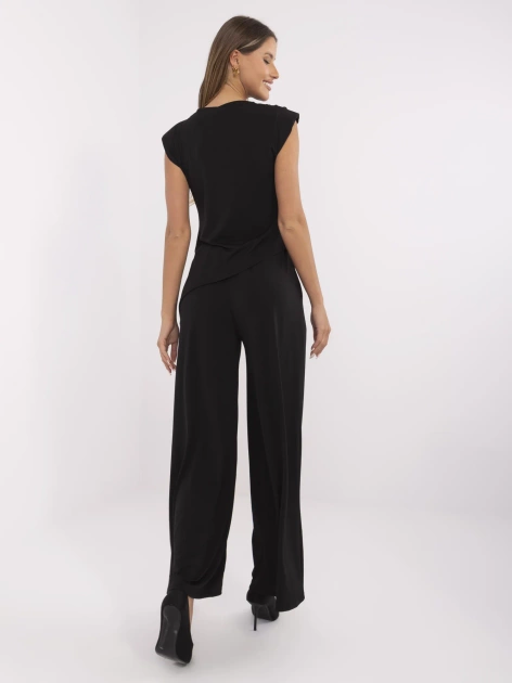 Czarny elegancki komplet z poduszkami na ramionach