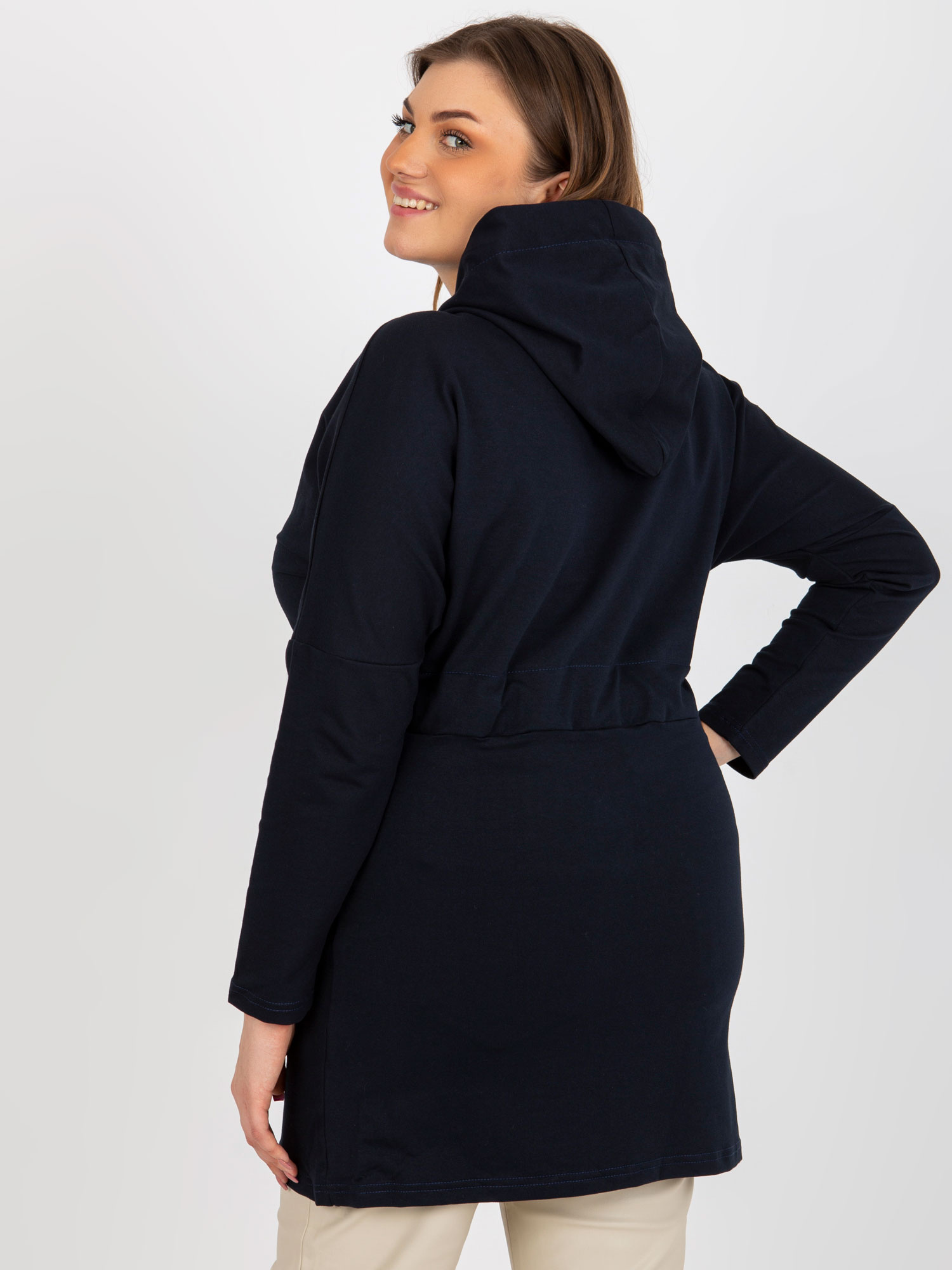 Granatowa długa rozpinana bluza plus size z kapturem