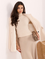 Beige fitted short-sleeve sweater.