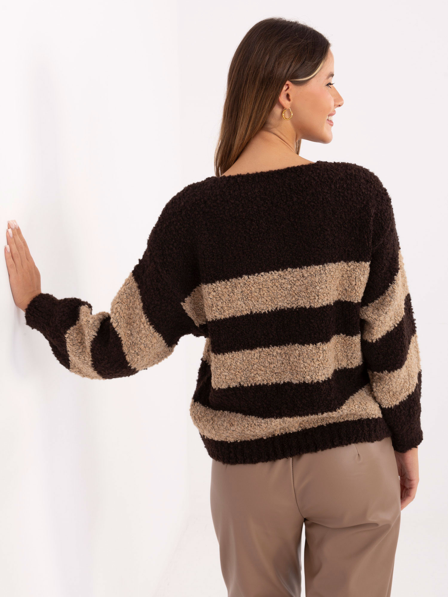 Czekoladowo-camelowy sweter oversize w paski