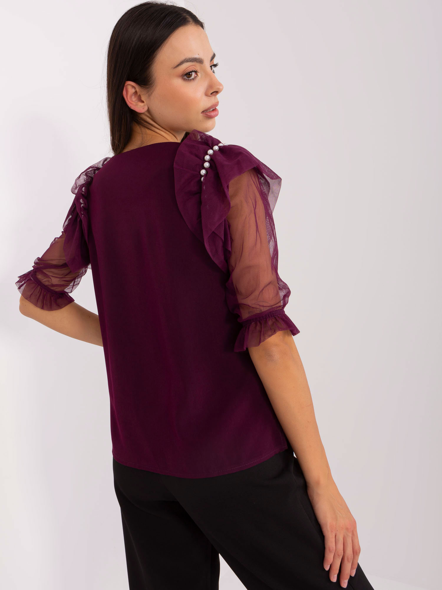 Dunkellila Bluse mit Einschnitten für den Besuch.