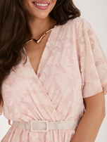 Jasnoróżowa elegancka sukienka z kopertowym dekoltem