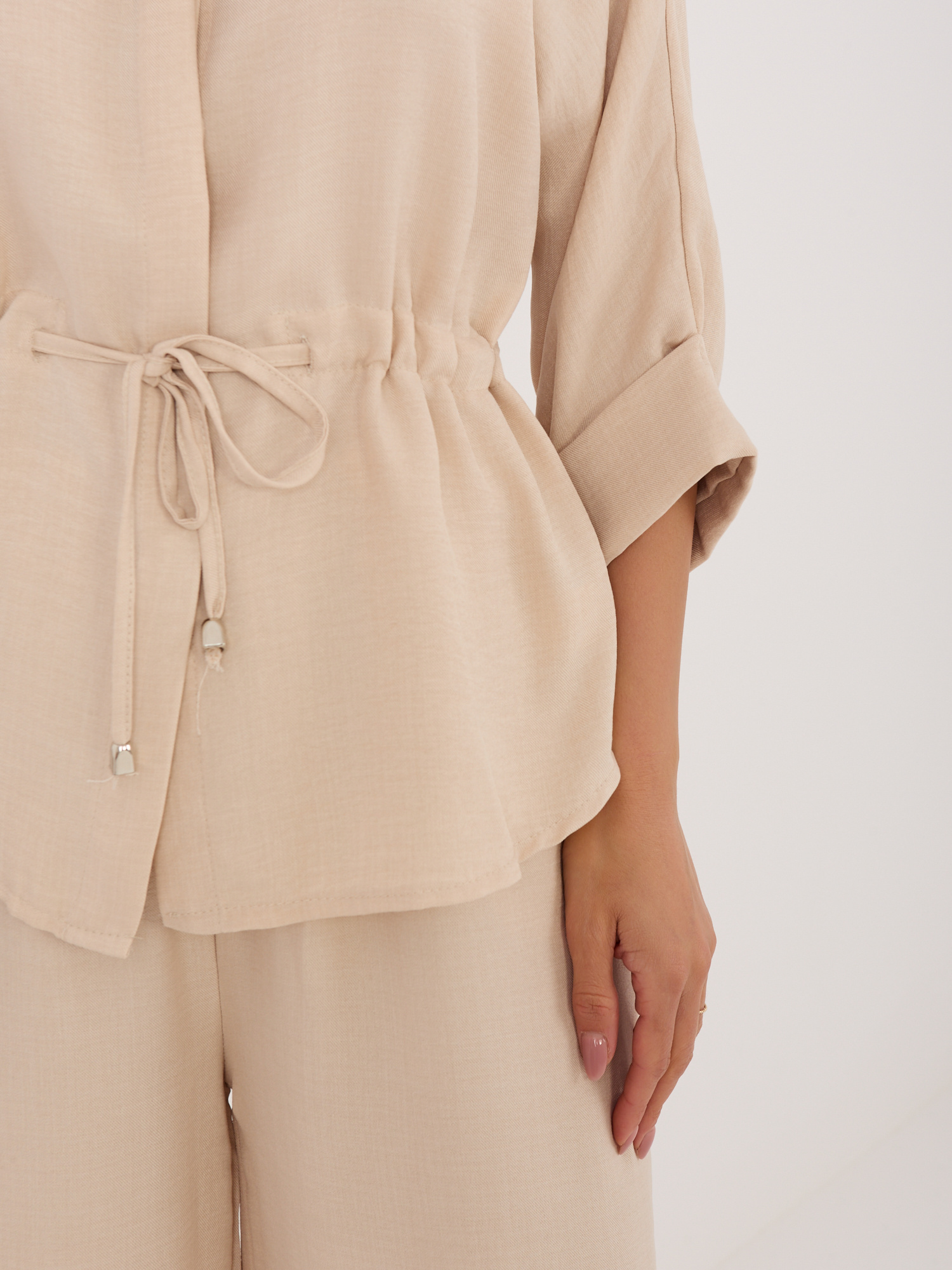 Beżowy letni komplet ze ściągaczem w talii 