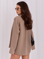 Beige Damenbluse mit längerem Rücken.
