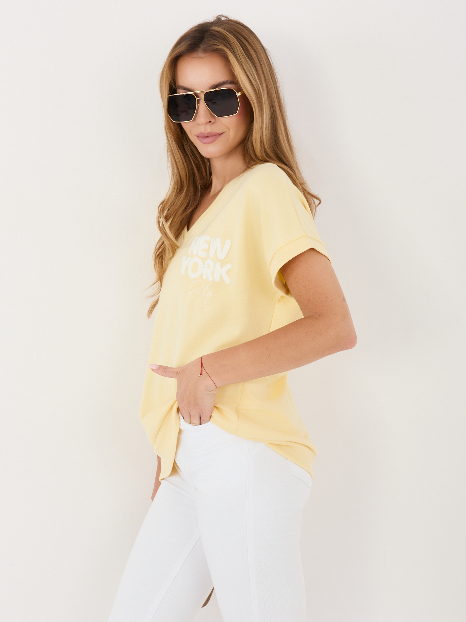 Jasně žlutá oversized blůza z měkkého materiálu.