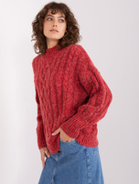 Dunkelroter Pullover mit Zöpfen und Bündchen.